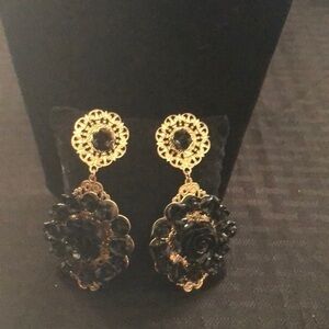 VINTAGE Elegant filigree earrings with faux onyx rose motifs, wrapped in gold!
